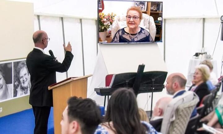 Người chết trò chuyện với người sống tại lễ tang của chính mình