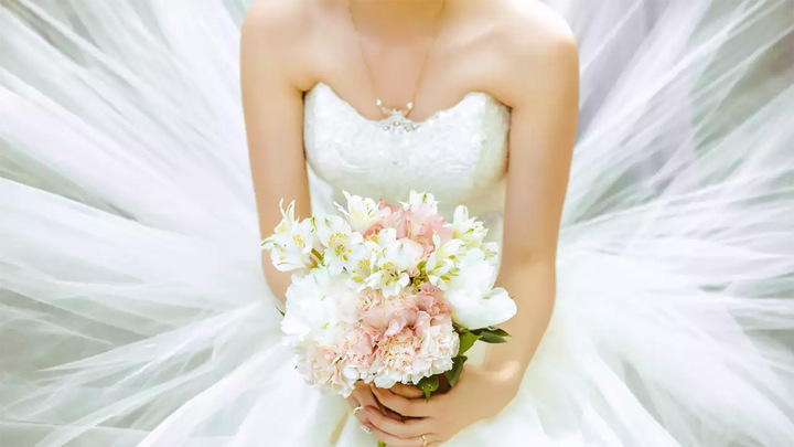 Cảm thấy nhục khi mời cưới cả công ty nhưng chỉ 1 người đến, cô gái bỏ việc