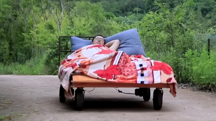 Video: Người đàn ông chế tạo giường gắn động cơ, có thể ngả lưng mọi lúc