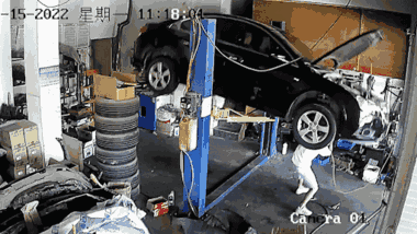 Video: Quên khóa giá đỡ, thợ học việc suýt bị ô tô đè trúng