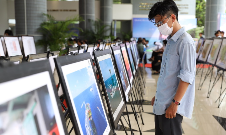 Trưng bày loạt ảnh chủ đề 'Tự hào biển, đảo Việt Nam' tại TP.HCM