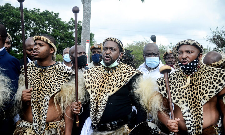 Hoàng tử Zulu thực hiện nghi thức săn sư tử để lên ngôi