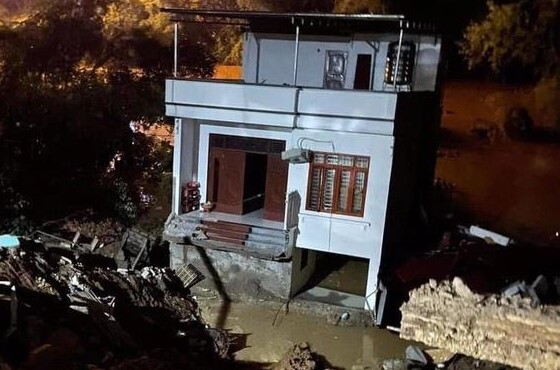 Ba căn nhà sụt xuống sông trong đêm, nhiều người tháo chạy