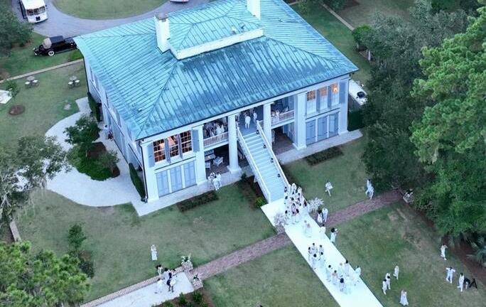 Đám cưới Jennifer Lopez và Ben Affleck ngập sắc trắng