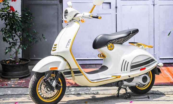 Cận cảnh Vespa 946 Christian Dior 155 tại Việt Nam