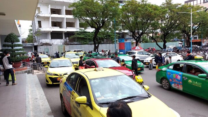 Xăng dầu giảm liên tục, giá cước vận tải khách vẫn ‘neo’ cao chót vót