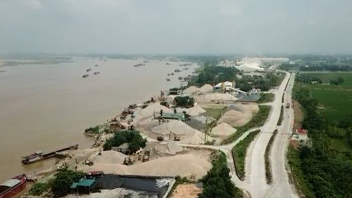 Video: Hàng loạt bãi tập kết vật liệu xây dựng 'bức tử' đê điều ở Vĩnh Phúc