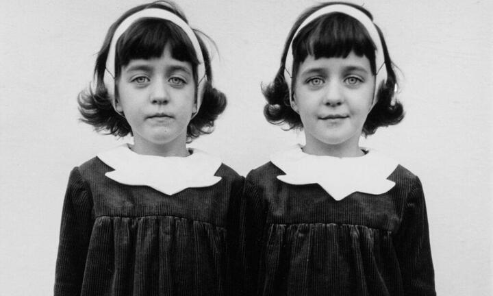 Bí ẩn cặp sinh đôi chào đời với loạt ký ức và thói quen hệt hai người chị đã mất