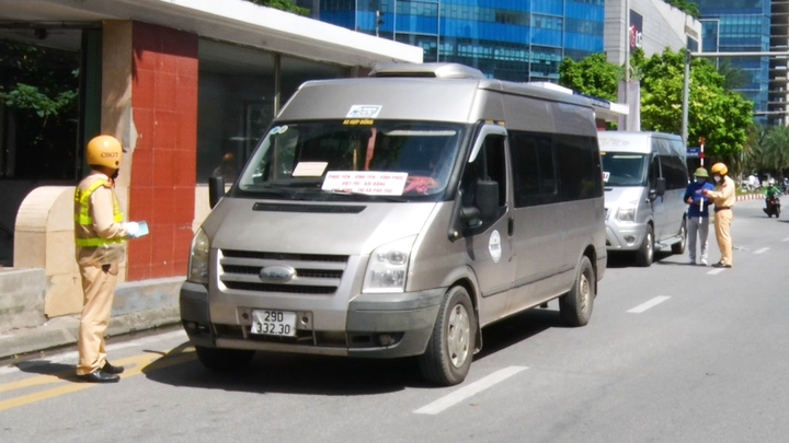 Video: Xe khách vẫn chạy 'rùa bò' đón khách trước bến xe Mỹ Đình