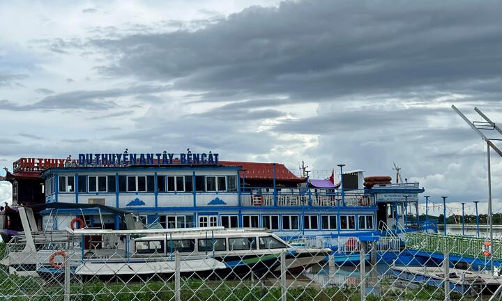 Bến tàu thủy xây dựng trái phép ngang nhiên 'mọc' lên giữa sông Sài Gòn