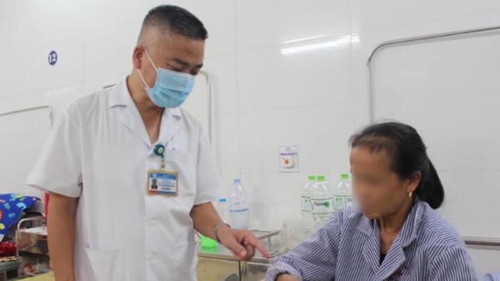 Hãi hùng ký trùng chạy ngoằn nghèo dưới da