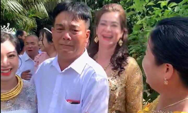 Bố mếu máo khóc trên đường tiễn ‘con gái rượu’ về nhà chồng khiến cả họ bật cười