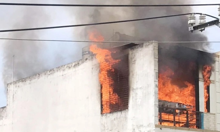 TP.HCM: Cháy nhà trong hẻm, nhiều người ôm tài sản tháo chạy