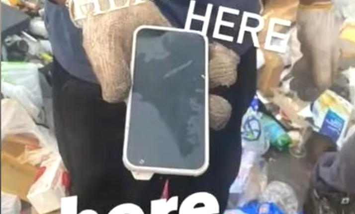 Video: Lục tung xe chở rác để tìm iPhone bị mất