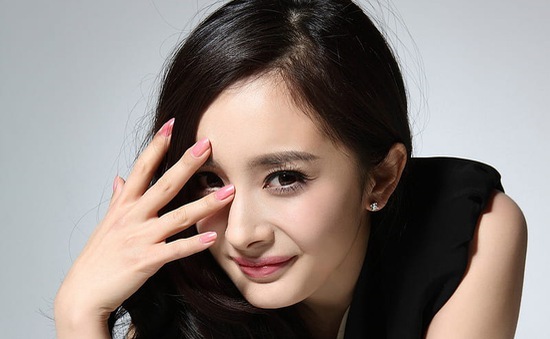 Xoa má đồng nghiệp nam, Dương Mịch bị chỉ trích là khiếm nhã