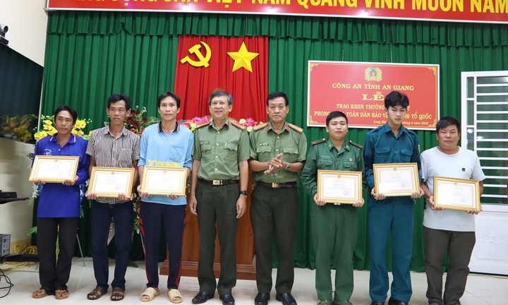 Cứu 40 người bơi qua sông trốn khỏi casino ở Campuchia, 6 người được khen thưởng