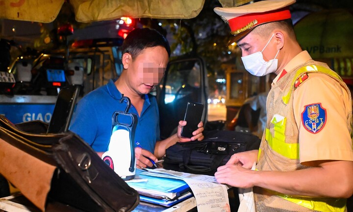 Vi phạm kịch khung nồng độ cồn, tài xế cãi 'chỉ dắt xe chứ không cầm lái'