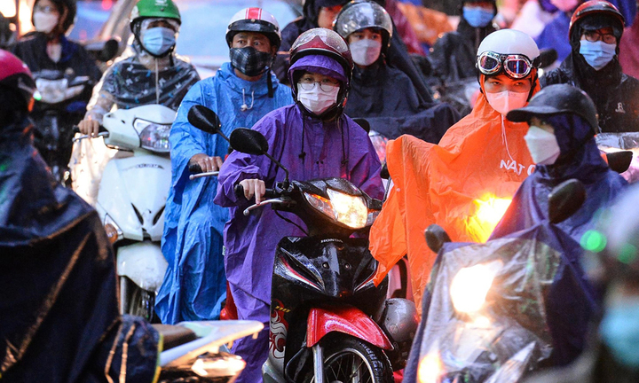 Áp thấp nhiệt đới suy yếu, mưa lớn ở Bắc Bộ và Thanh Hoá còn diễn biến phức tạp