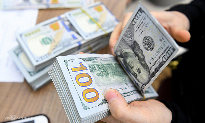 USD ‘chợ đen’ lao dốc, ngân hàng vẫn neo cao