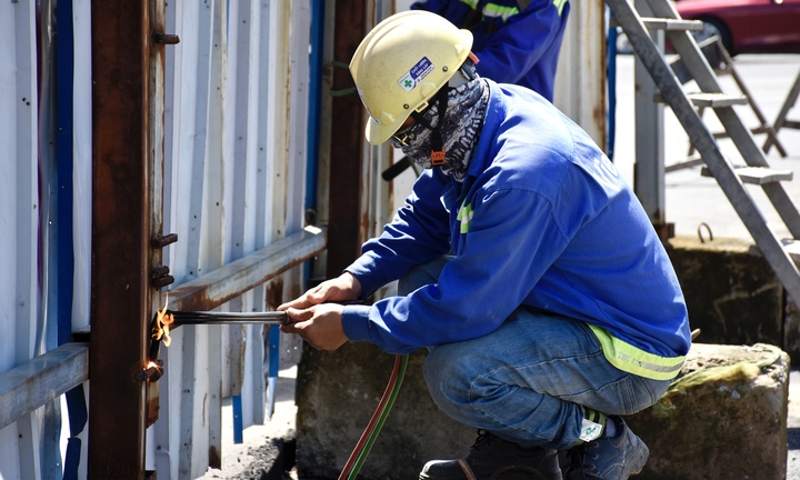 Tháo dỡ 'lô cốt' cuối đường Lê Lợi, chợ Bến Thành lộ diện sau 7 năm rào chắn