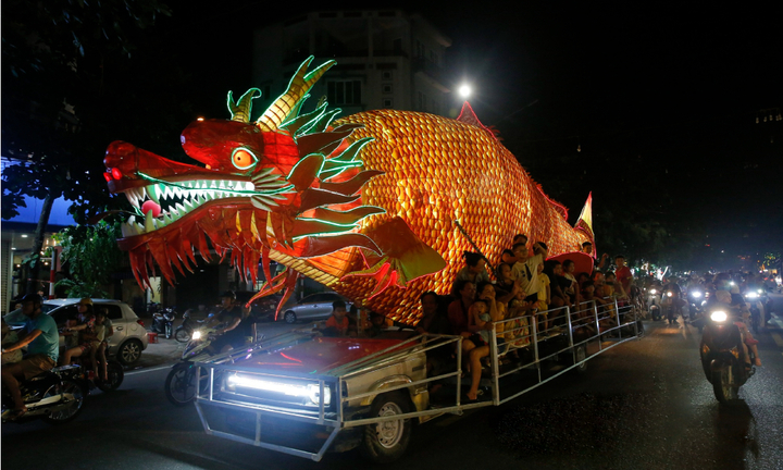 Video: Rước đèn trung thu khổng lồ trên đường phố Tuyên Quang