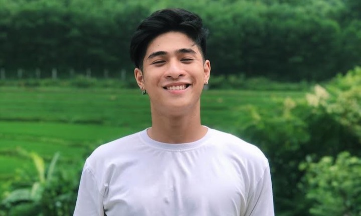 Nam sinh trường Báo gây sốt với bức ảnh thuyết trình