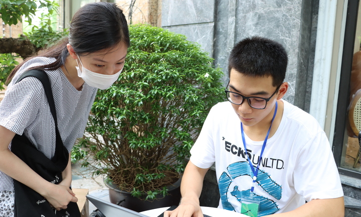 Học sinh Hà Nội gom rác tái chế qua dự án 'CLEEN Project'