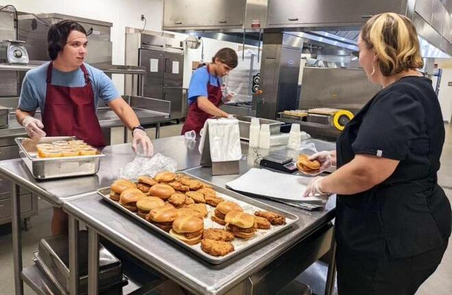 Tranh cãi việc trường Mỹ thuê học sinh làm nhà bếp, trực điện thoại