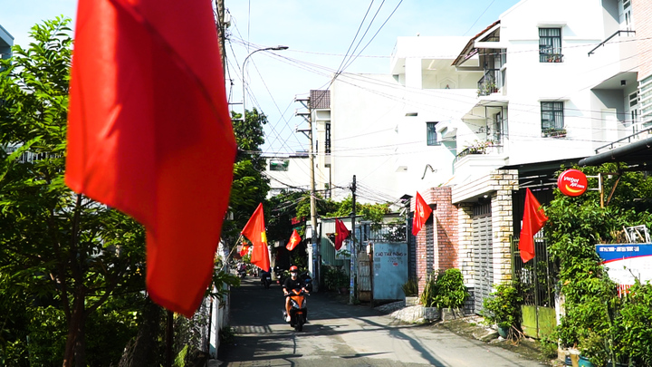 Video: 'Đường cờ Tổ quốc' dài gần 2 km ở TP.HCM