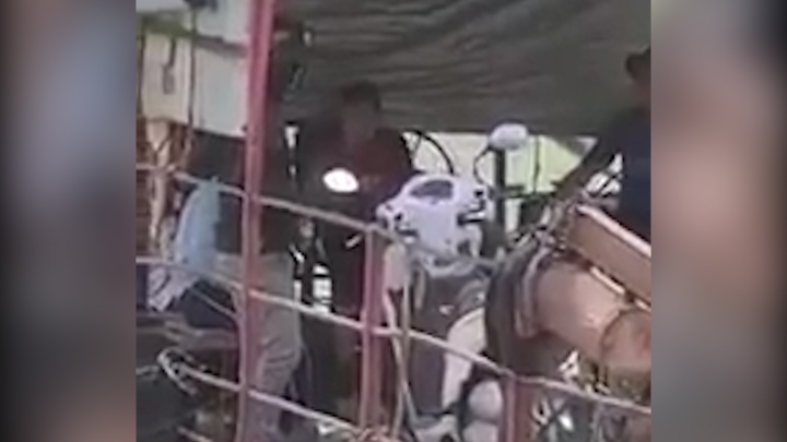 Video: Thót tim cảnh bé trai 10 tuổi lái phà chở khách qua sông Đồng Nai