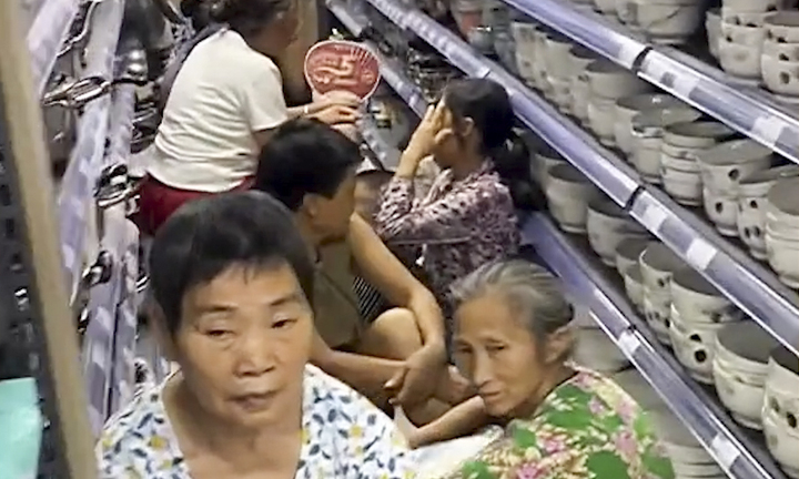 Video: Người cao tuổi 'chiếm' siêu thị tránh nóng ở Trung quốc