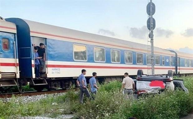 Cố tình băng qua đường sắt, ô tô bị tàu hoả húc văng, người trên xe thoát nạn