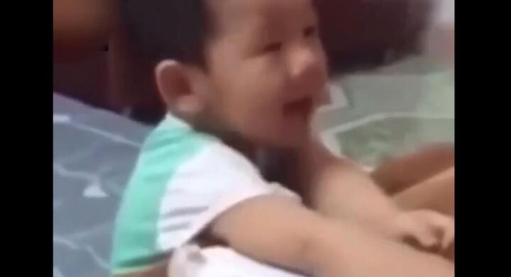 Bố bất lực muốn đập đầu vào tường khi dạy con 