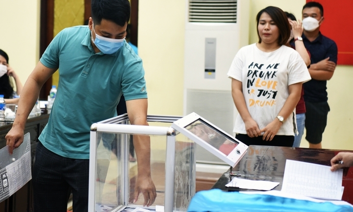 Phụ huynh bốc thăm may rủi giành suất học: Trách nhiệm thuộc về ai?