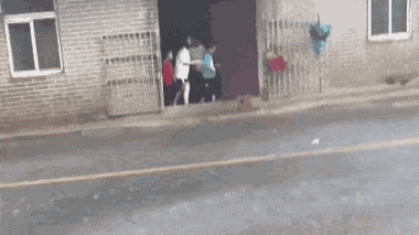 Video: Bồn nước từ trên trời rơi xuống, suýt trúng cậu bé