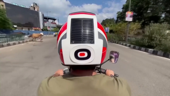 Video: Mũ bảo hiểm lọc 80% chất ô nhiễm trong không khí 