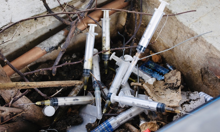 Hãi hùng bơm kim tiêm vứt nhan nhản trên cầu bộ hành tại TP.HCM