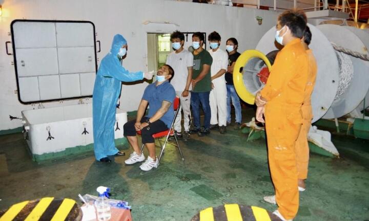 Cứu 8 thuyền viên Myanmar bị nạn trên biển, đưa vào Bà Rịa - Vũng Tàu