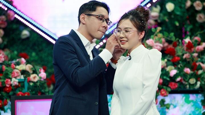 Mới gặp trên truyền hình, chàng ca sĩ mang hoa tai tặng 'nhà gái' ngỏ lời hẹn hò