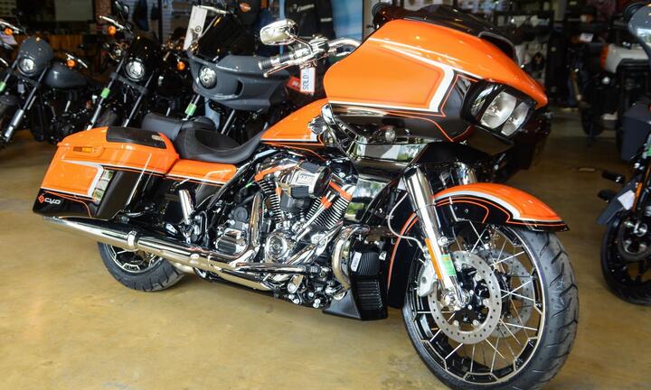 Harley-Davidson Road Glide CVO màu đặc biệt giá hơn 2,3 tỷ đồng