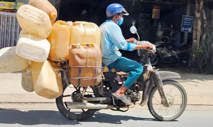 Người dân ở miền Tây đem can đi mua xăng dầu