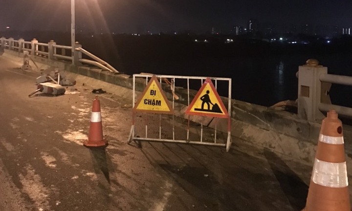 Xe tải húc bay lan can cầu Thanh Trì, lao xuống sông Hồng