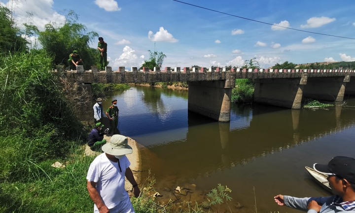 Ngã xe đạp trên cầu, cháu bé 10 tuổi rơi xuống sông thiệt mạng thương tâm