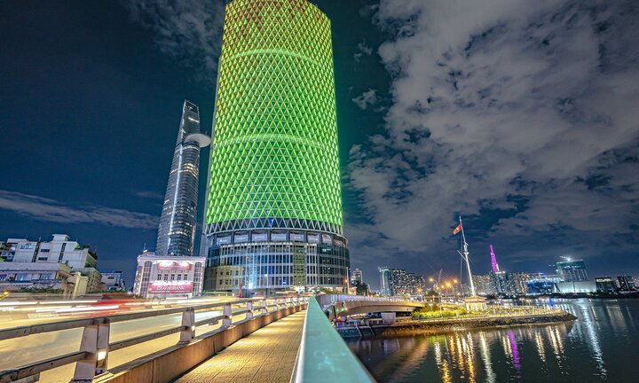 Toà nhà từng bị chê ‘làm xấu mặt Sài Gòn’ được khoác ‘tấm áo mới’ rực rỡ