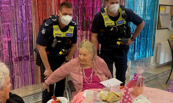 Cụ bà ước ‘bị bắt’ được cảnh sát ập đến 'còng tay' đúng hôm sinh nhật 100 tuổi