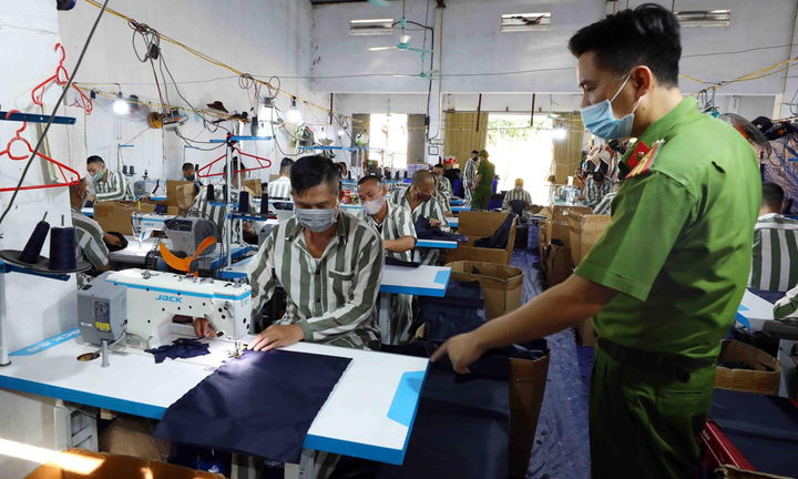 Từ 1/9, thí điểm cho phạm nhân lao động ngoài trại giam