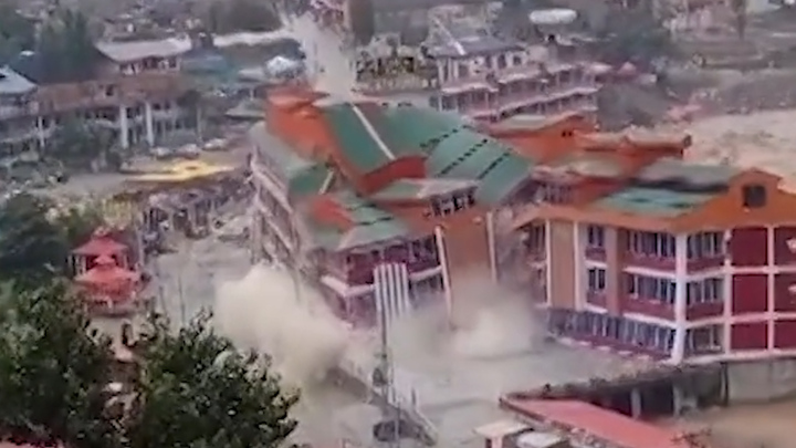 Video: Khoảnh khắc khách sạn ở Pakistan bị lũ cuốn trôi
