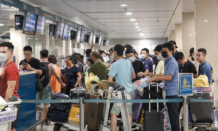 Đón lượng khách lớn dịp lễ 2/9, sân bay Tân Sơn Nhất đông nhưng không quá tải