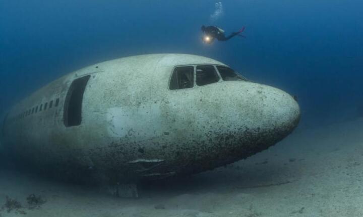 Máy bay chở khách bị bỏ rơi kỳ lạ dưới đáy biển Đỏ