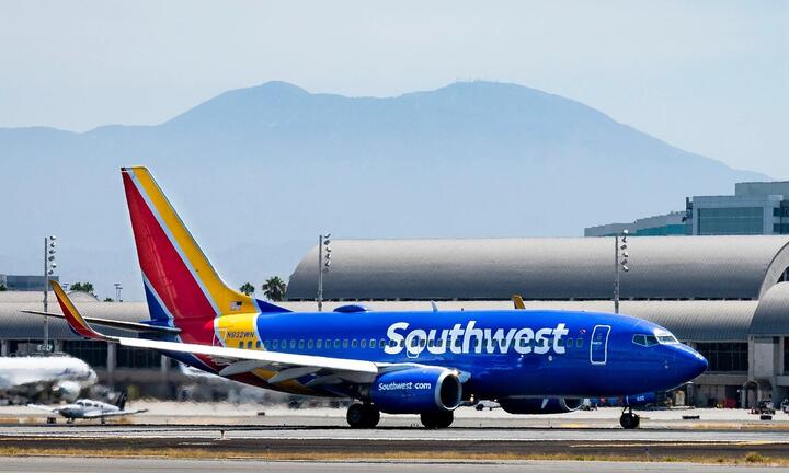 Hành khách liên tục phát tán ảnh nóng, phi công dọa quay đầu máy bay